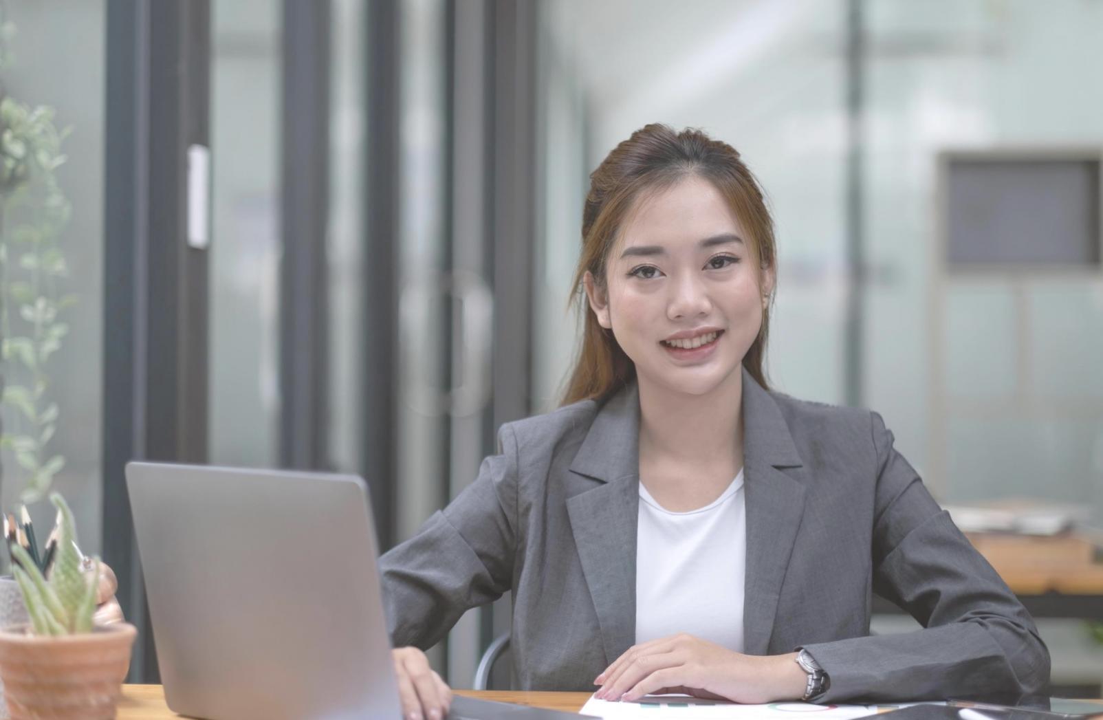 Estudiante desarrollando metodologías financieras innovadoras en laboratorio experimental